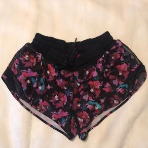 Lululemon Hotty Hot short II 2.5 inch size 6